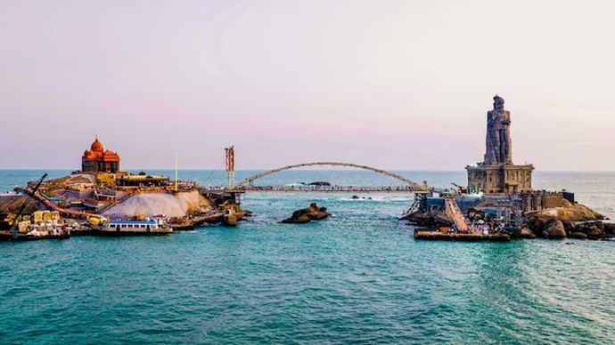 कन्याकुमारी में विवेकानंद स्मारक और तिरुवल्लुवर प्रतिमा को जोड़ने वाला कांच का पुल (पीटीआई फोटो)