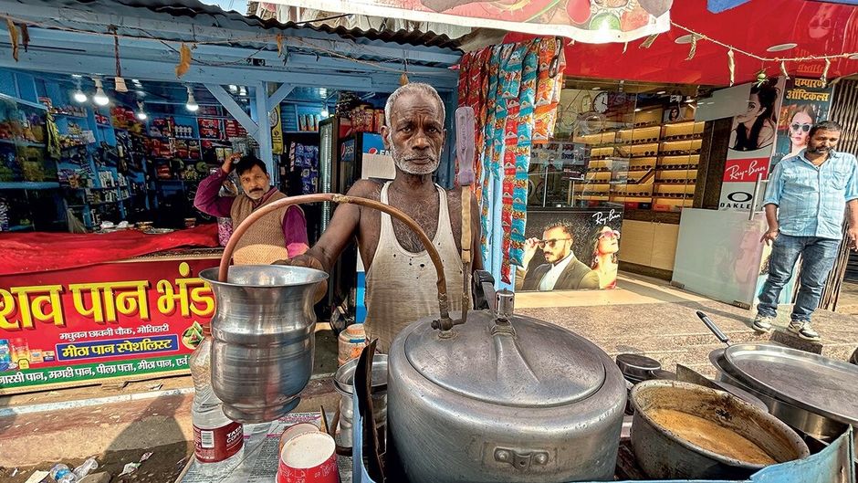 कॉफी बनाते हुए रोजाद्दीन