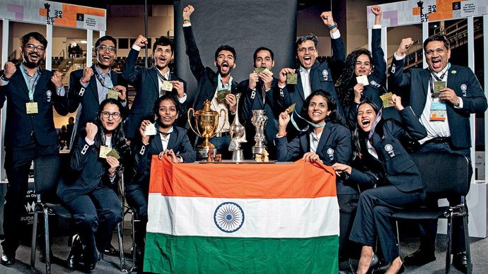 पैंतालीसवें फिडे चेस ओलंपियाड की विजेता भारत की पुरुष और महिला टीमें बुडापेस्ट में 22 सितंबर को अपने पदकों के साथ