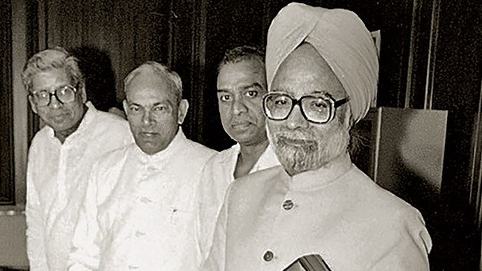 तत्कालीन वित्त मंत्री मनमोहन सिंह 24 जुलाई 1991 को संसद में केंद्रीय बजट पेश करने से पहले