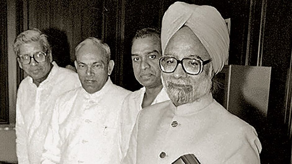 तत्कालीन वित्त मंत्री मनमोहन सिंह 24 जुलाई 1991 को संसद में केंद्रीय बजट पेश करने से पहले