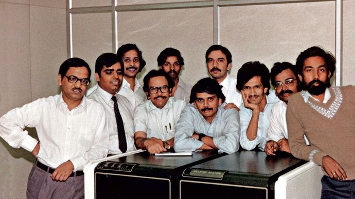 इन्फोसिस के सह-संस्थापक एन.आर. नारायण मूर्ति (सबसे बाएं) 1983 में खरीदे गए अपने पहले कंप्यूटर डाटा जनरल एमवी 8000 और टीम के साथ