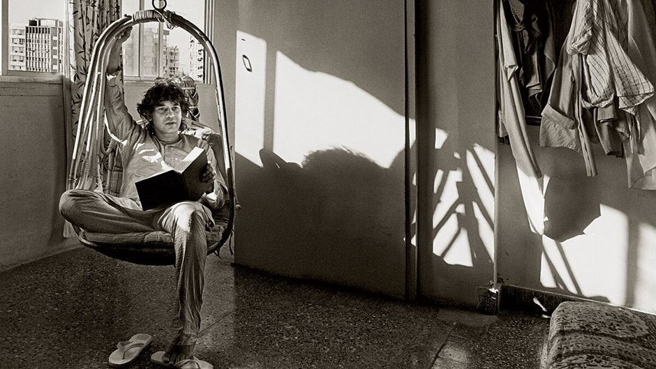 ज़ाकिर हुसैन अपने मुंबई स्थित घर में शांतिपूर्ण समय बिताते हुए (1988)