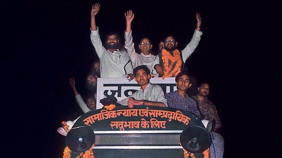 दिल्ली में 28 अक्टूबर, 1992 को मंडल रथ पर सवार रामविलास पासवान, वी.पी. सिंह और शरद यादव