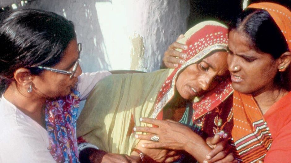 भंवरी देवी को सांत्वना देतीं अन्य साथिनें