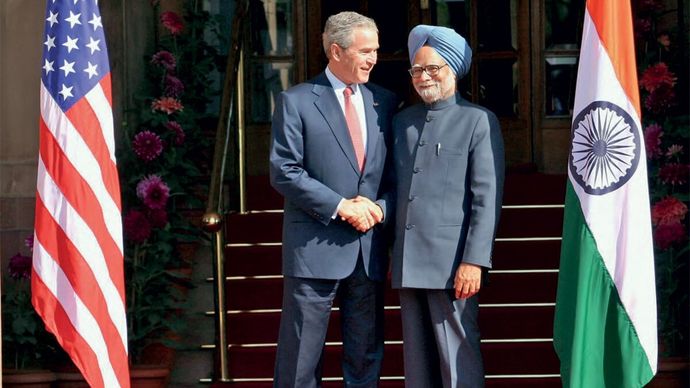 2 मार्च, 2006 को नई दिल्ली में अमेरिका के तत्कालीन राष्ट्रपति जॉर्ज डब्ल्यू. बुश के साथ तत्कालीन प्रधानमंत्री मनमोहन सिंह