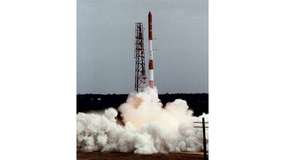 श्रीहरिकोटा रेंज से 18 जुलाई, 1980 को आरएस-1 के साथ रवाना होता एसएलवी-3