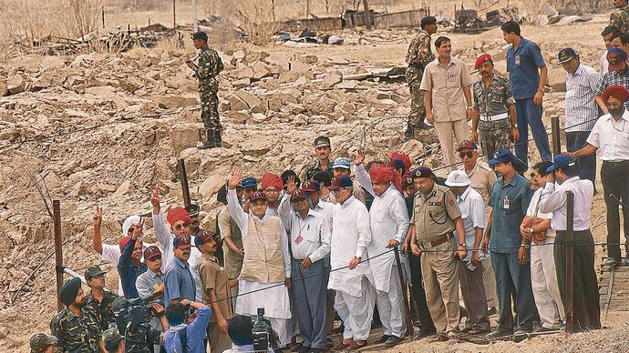 पूर्व प्रधानमंत्री अटल बिहारी वाजपेयी और डीआरडीओ के तत्कालीन प्रमुख ए.पी.जे. अब्दुल कलाम 20 मई, 1998 को पोकरण परीक्षण स्थल पर दूसरे कई लोगों के साथ