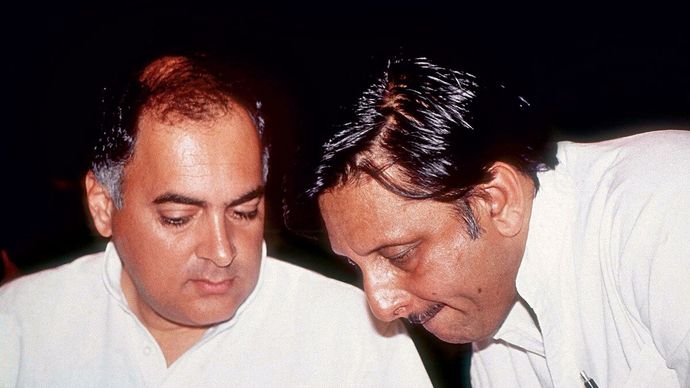 राजीव गांधी के साथ मणिशंकर अय्यर, जो 2004 में पहले पंचायती राज मंत्री बने
