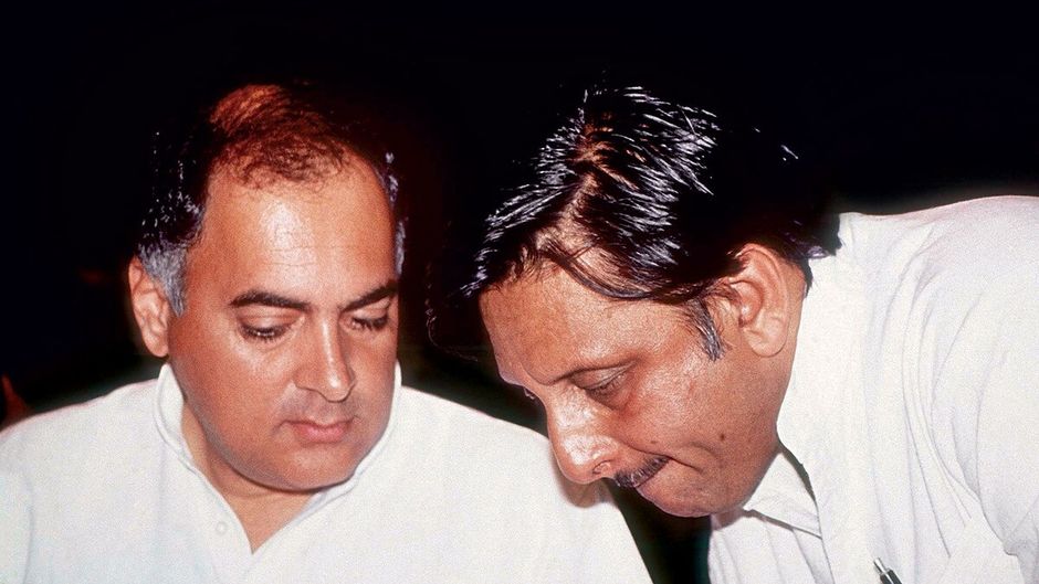 राजीव गांधी के साथ मणिशंकर अय्यर, जो 2004 में पहले पंचायती राज मंत्री बने
