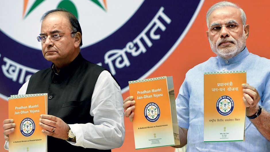 प्रधानमंत्री नरेंद्र मोदी और तत्कालीन वित्त मंत्री अरुण जेटली अगस्त 2014 में पीएमजेडीवाइ लॉन्च करते हुए