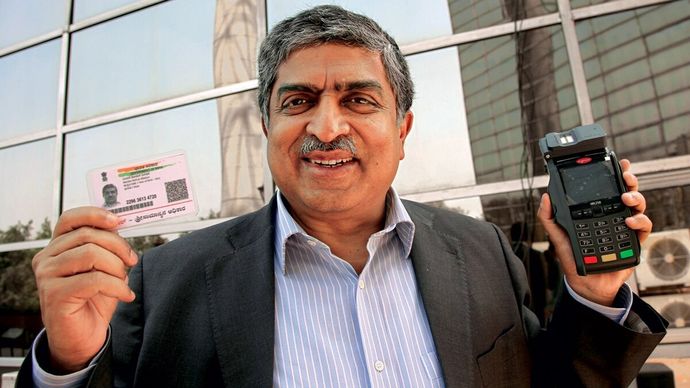 नंदन नीलेकणि अपने आधार कार्ड के साथ