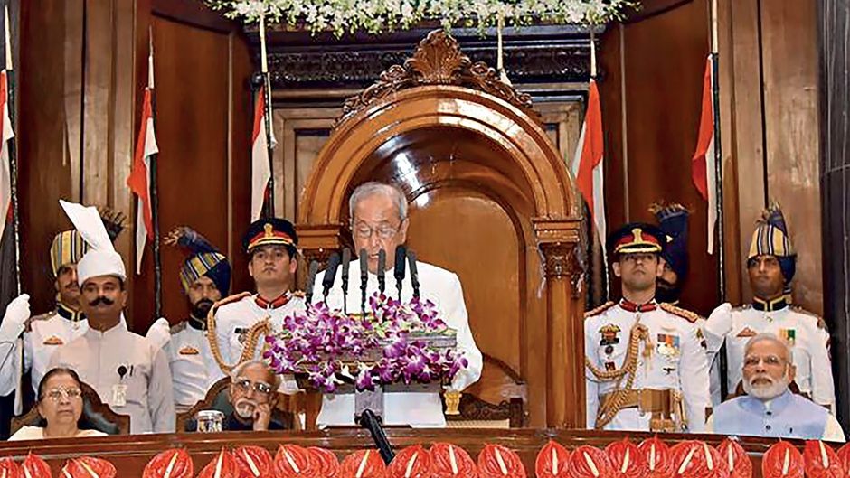 तत्कालीन राष्ट्रपति प्रणव मुखर्जी 30 जून, 2017 को जीएसटी लॉन्च के लिए संयुक्त संसदीय सत्र को संबोधित करते हुए