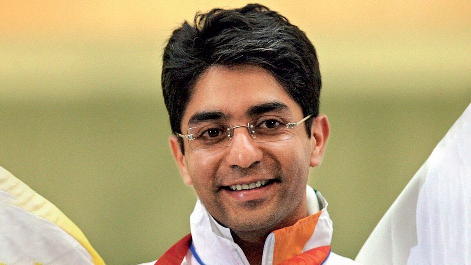 अभिनव बिंद्रा 11 अगस्त, 2008 को बीजिंग ओलंपिक में 10 मीटर एयर राइफल प्रतियोगिता के स्वर्ण पदक के साथ