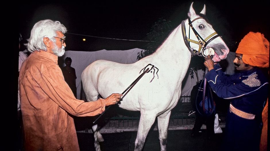 अद्भुत कौशल घोड़े की अपनी पेंटिंग के लिए मशहूर एम.एफ. हुसैन 1995 में एक घोड़े पर चित्रकारी करते हुए
