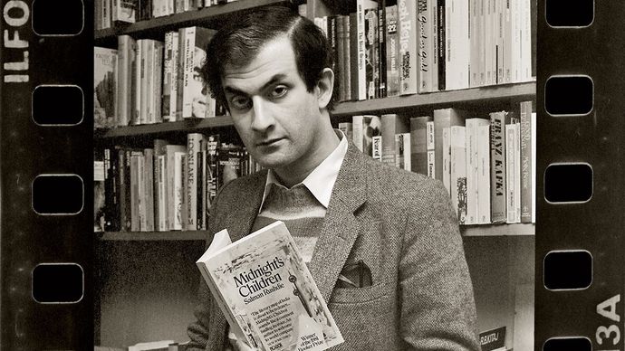 जादूगर रुश्दी अपने बुकर विजेता उपन्यास मिडनाइट्स चिल्ड्रन के साथ, 1982