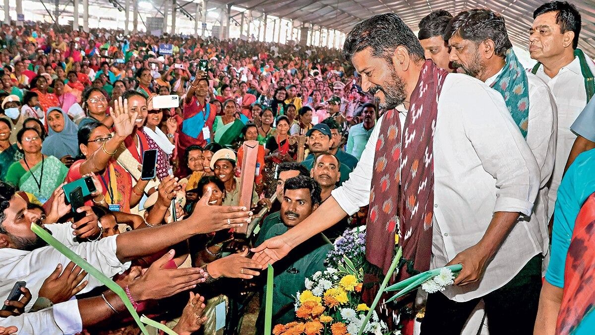 मुख्यमंत्री रेवंत रेड्डी नवंबर 2024 में हनमकोंडा में एक जनसभा के दौरान