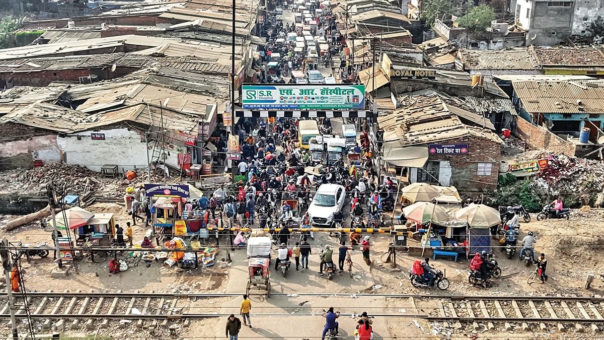 सहरसा की बंगाली बाजार रेलवे गुमटी पर अराजक माहौल