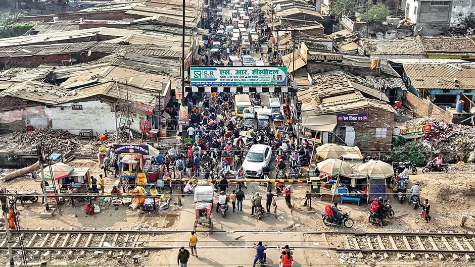 सहरसा की बंगाली बाजार रेलवे गुमटी पर अराजक माहौल