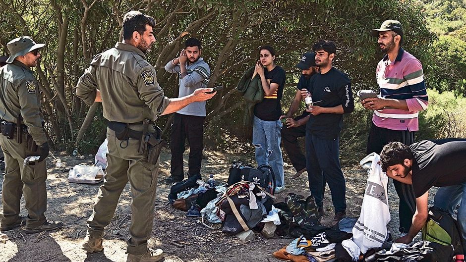 अमेरिका-मैक्सिको सीमा के करीब कैलिफोर्निया के डुलजुरा में अवैध भारतीय आप्रवासी और अमेरिकी सीमा गश्ती दल