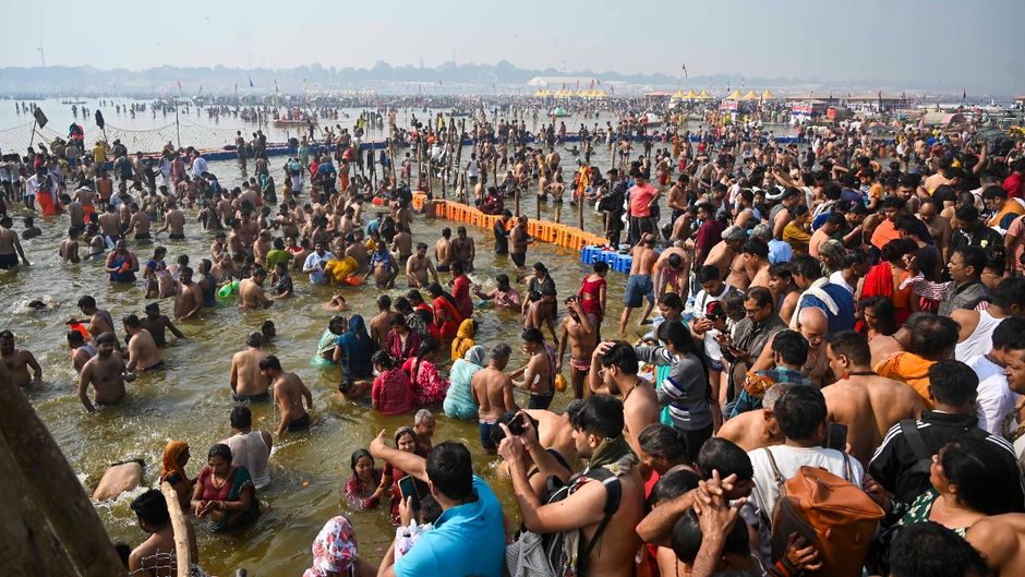 महाकुंभ के दौरान स्नान करते श्रद्धालु