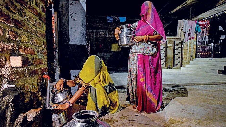 राजस्थान के सिरोही जिले के सिंदरथ गांव में नल से पानी भरतीं महिलाएं