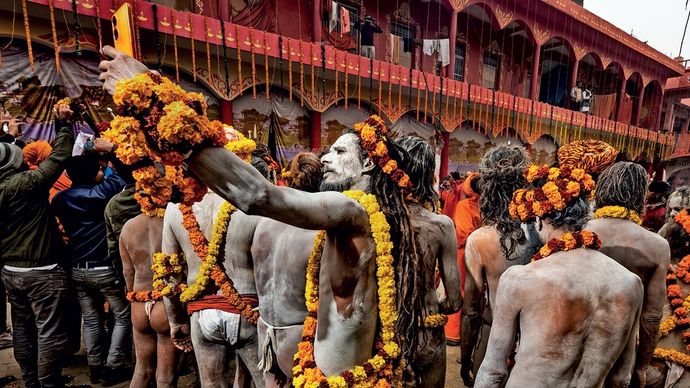 \नागा साधु 6 जनवरी को प्रयागराज में चल रहे महाकुंभ में सेल्फी लेते हुए