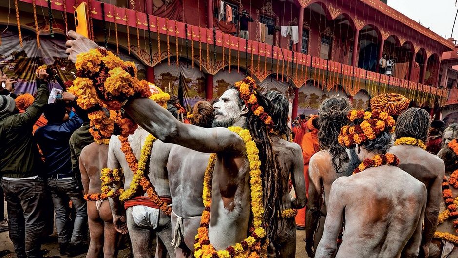 \नागा साधु 6 जनवरी को प्रयागराज में चल रहे महाकुंभ में सेल्फी लेते हुए