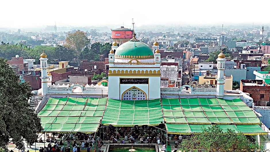 संभल की शाही जामा मस्जिद में जमा लोग