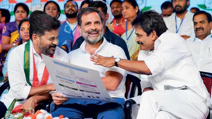 (बाएं) तेलंगाना के सीएम रेवंत रेड्डी, (बीच में) राहुल गांधी और (दाएं) केसी वेणुगोपाल