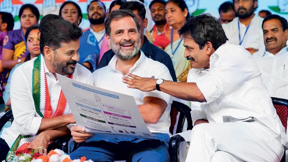 (बाएं) तेलंगाना के सीएम रेवंत रेड्डी, (बीच में) राहुल गांधी और (दाएं) केसी वेणुगोपाल