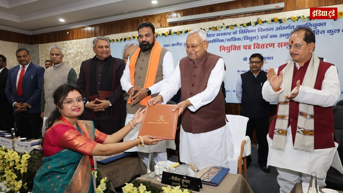4 फरवरी को नियुक्ति पत्र देते बिहार के मुख्यमंत्री नीतीश कुमार/नीतीश कुमार ट्विटर