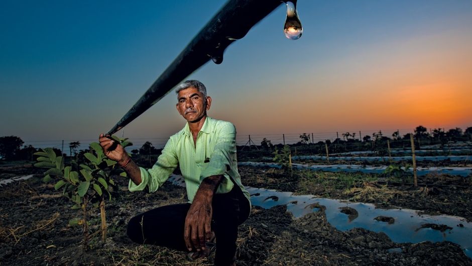 गुजरात में गांधीनगर के खोराज गांव में अपने ड्रिप सिंचाई नेटवर्क के पास भीखाभाई मोरे