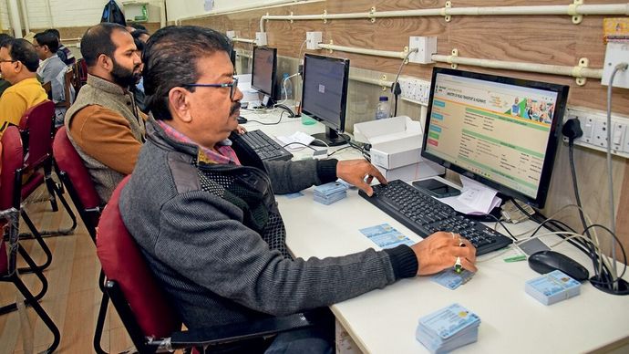 कोलकाता के सार्वजनिक परिवहन महकमे में स्मार्ट कार्ड लाइसेंस एक्टिवेट किए जा रहे