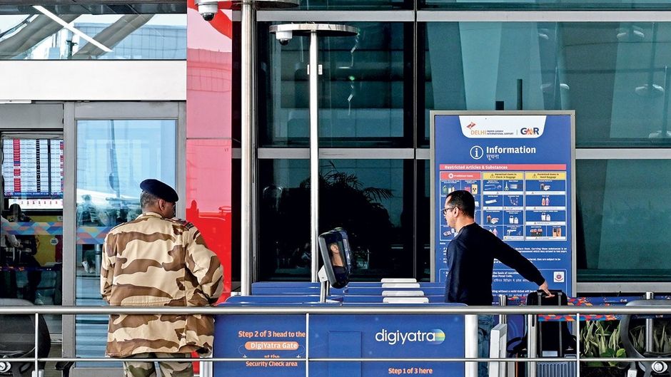 दिल्ली में इंदिरा गांधी अंतरराष्ट्रीय हवाई अड्डे के टर्मिनल 3 पर डिजियात्रा गेट
