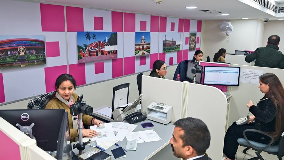 दिल्ली की डिफेंस कॉलोनी में पासपोर्ट सेवा केंद्र पर अपने बायोमेट्रिक्स दर्ज कराते आवेदक