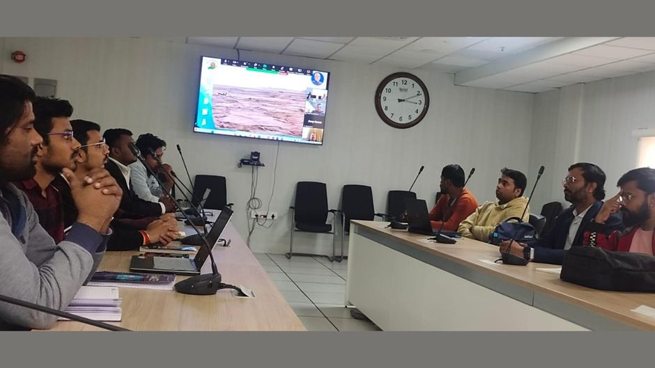 प्राधिकार के साथ बैठक करते स्टार्टअप ऑनर