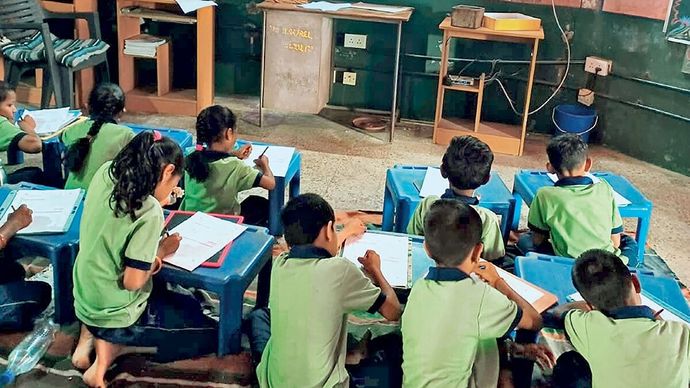 गुजरात में तापी जिले के सकरदा प्राथमिक स्कूल में भारतनेट के स्मार्ट बोर्ड वाली कक्षा में छात्र