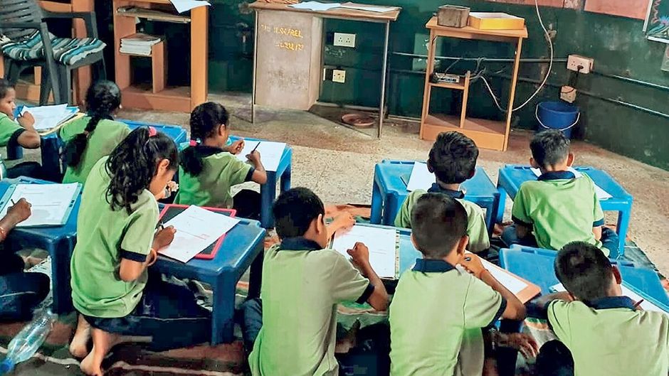 गुजरात में तापी जिले के सकरदा प्राथमिक स्कूल में भारतनेट के स्मार्ट बोर्ड वाली कक्षा में छात्र