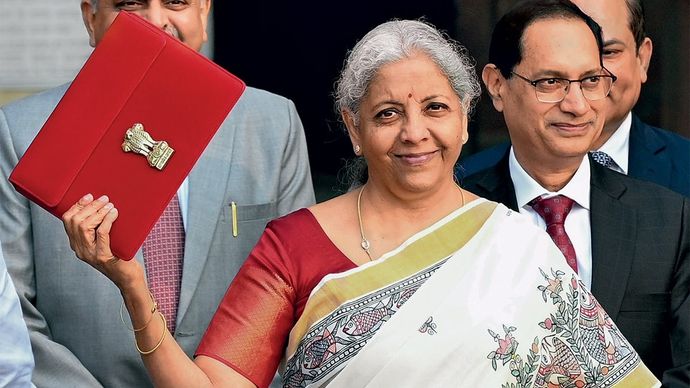 1 फरवरी को बजट पेश करने जाती हुईं वित्त मंत्री निर्मला सीतारमण