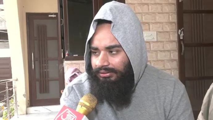 जतिंदर सिंह का कहना है कि डिटेंशन शिविर में उनकी पगड़ी उतार कर कूड़ेदान में फेंक दी गई