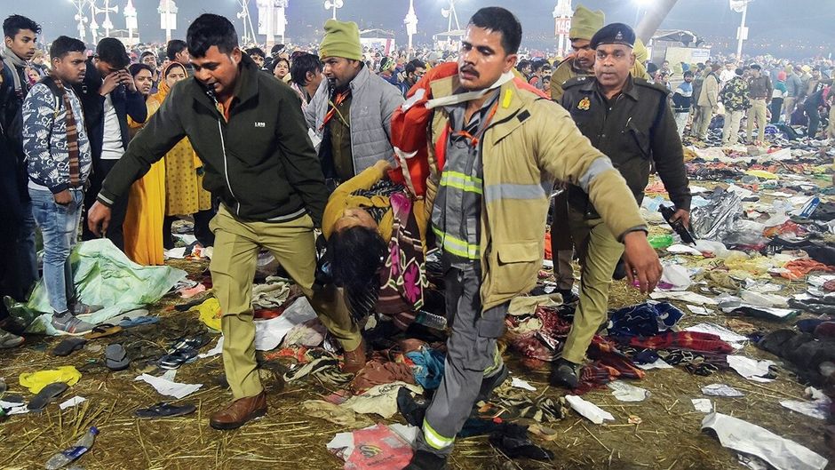 मौनी अमावस्या पर संगम मेला क्षेत्र में हुई भगदड़ के बाद घायल और मृत तीर्थयात्रियों को बाहर निकालते यूपी पुलिस के जवान