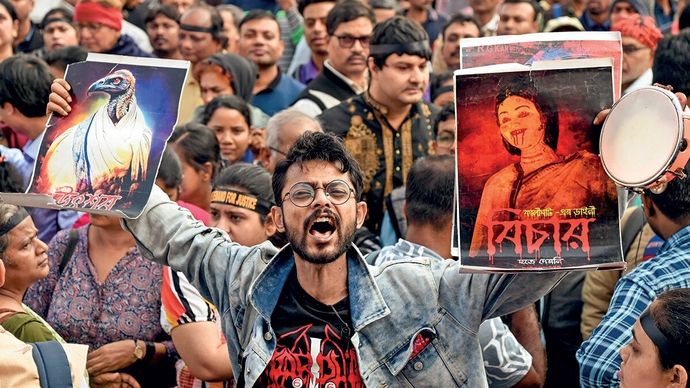 आरजी कर प्रकरण की पीड़िता को न्याय दिलाने के लिए प्रदर्शन करते लोग