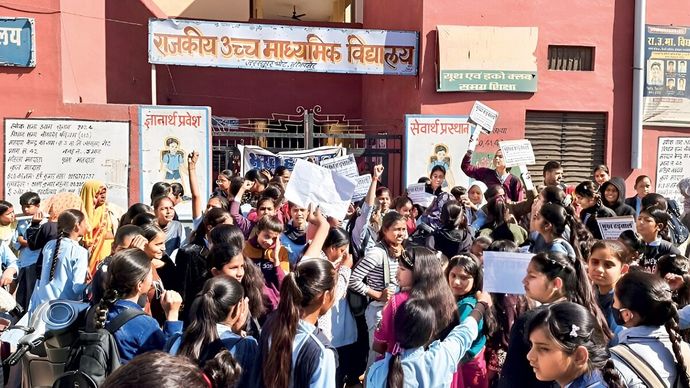 बीकानेर जिले के राजकीय बालिका उच्च माध्यमिक विद्यालय जस्सूसर गेट को दूसरे स्कूल में समायोजित करने के खिलाफ प्रदर्शन करतीं छात्राएं