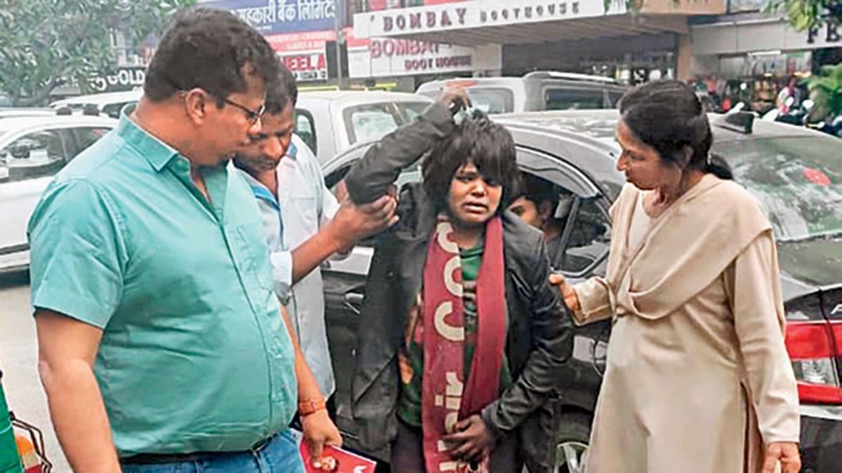 एक भिखारिन को ले जाते प्रशासन के लोग