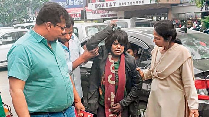 एक भिखारिन को ले जाते प्रशासन के लोग