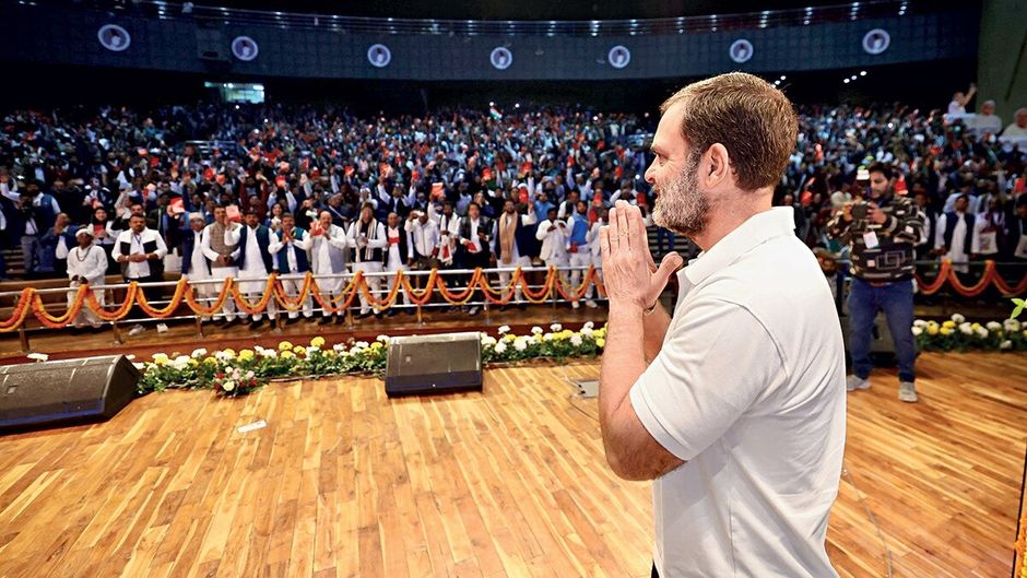 पटना में संविधान सुरक्षा सम्मेलन के मंच पर राहुल गांधी