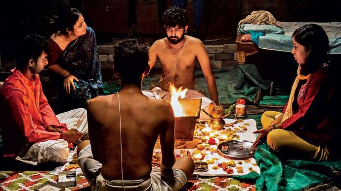 भोपाल के अक्षित मारवाह निर्देशित नाटक घर के भीतर का एक दृश्य