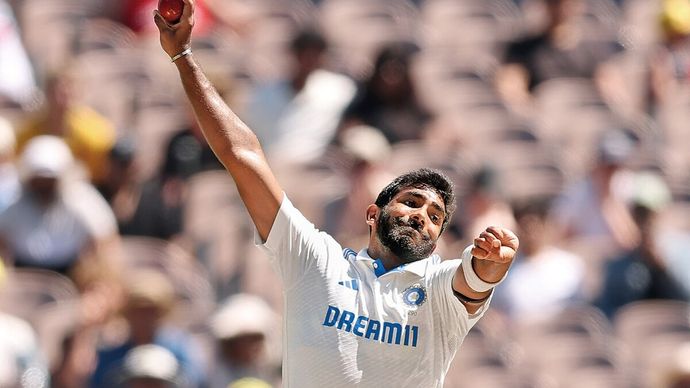 बॉर्डर-गावस्कर सीरीज के चौथे टेस्ट मैच में गेंदबाजी करते बुमराह