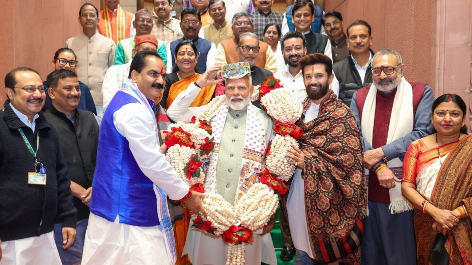 प्रधानमंत्री नरेंद्र मोदी एनडीए में शामिल दलों के सांसदों के साथ